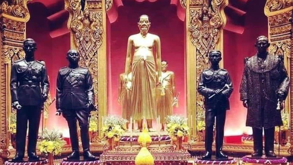 ร.10 ทรงโปรดเกล้าฯ ให้จัดสร้าง พระบรมรูป ในหลวง ร.9 ประดิษฐาน ณ ปราสาทพระเทพบิดร พระบรมมหาราชวัง