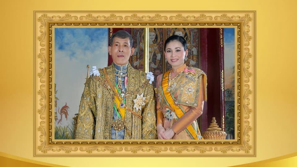 ในหลวงและพระราชินี พระราชทาน รถพยาบาลกู้ชีพฉุกเฉิน-อุปกรณ์การแพทย์ แก่ ศูนย์อำนวยการแพทย์ จ.ชายแดนใต้