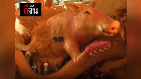 แกะสลักเทียนพรรษา เป็นรูปทีมหมูป่า