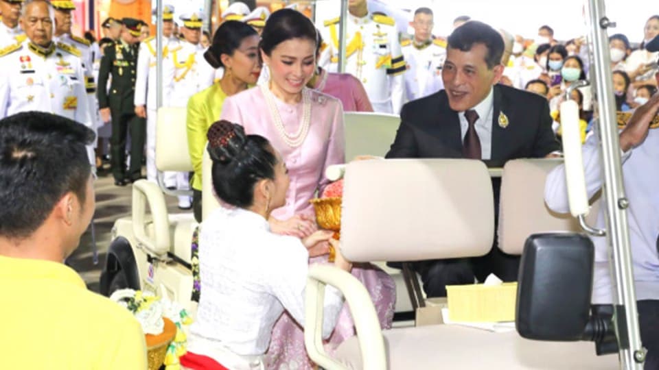 ในหลวงเเละพระราชินี พระราชทานเงินที่ประชาชนทูลเกล้าฯ ถวาย พร้อมทรัพย์ส่วนพระองค์ ช่วยน้ำท่วมภาคใต้