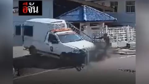 นาที ผู้ต้องหาแหกคุกขโมยรถขับชนประตูศาล