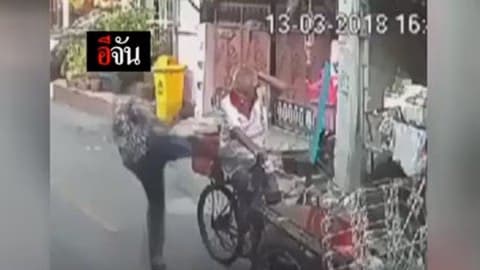 หนุ่มขับรถชน แล้วยังทำร้ายลุงเก็บของเก่า