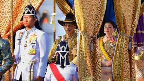 ชมภาพพระราชพิธีเสด็จฯ เลียบพระนครโดยขบวนพยุหยาตราทางชลมารค