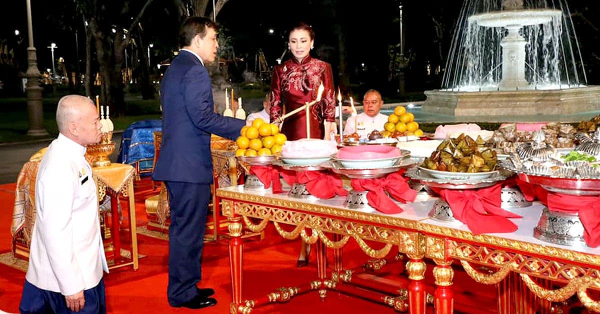 ในหลวง – พระราชินี ทรงประกอบพิธี สังเวยพระป้าย เนื่องในเทศกาลตรุษจีน