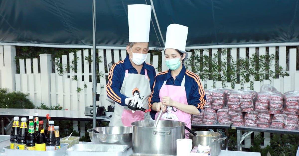 ในหลวง ทรงประกอบอาหาร พระราชทาน แก่บุคลากรทางการแพทย์ ดูแลผู้ป่วยโควิด