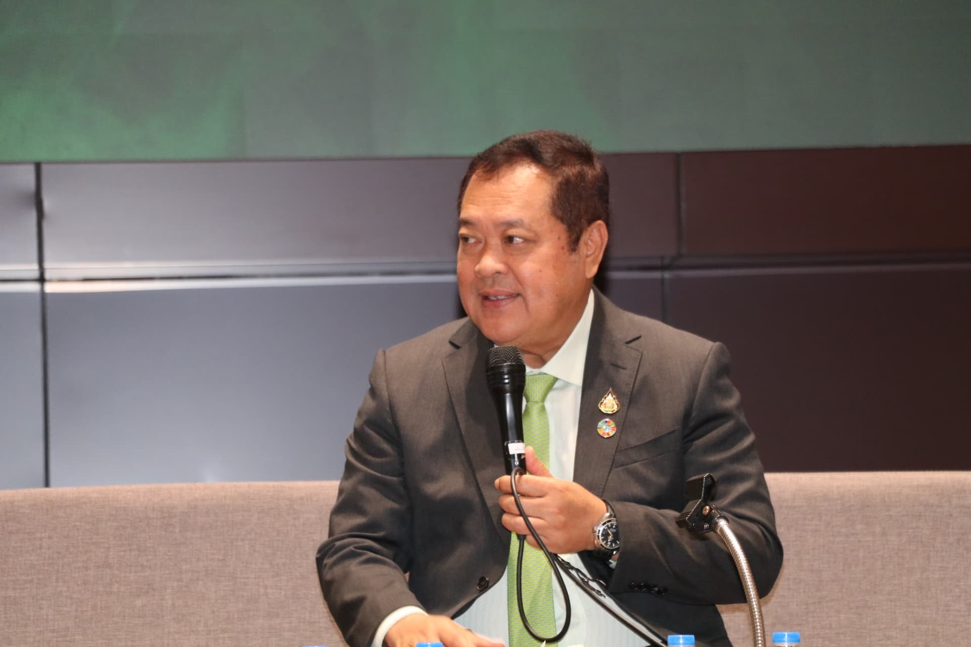 พ.ต.อ.ทวี  ยื่นหนังสือถึง รมว.สธ. ขอให้ออก กม. คุมกัญชาจริงจัง