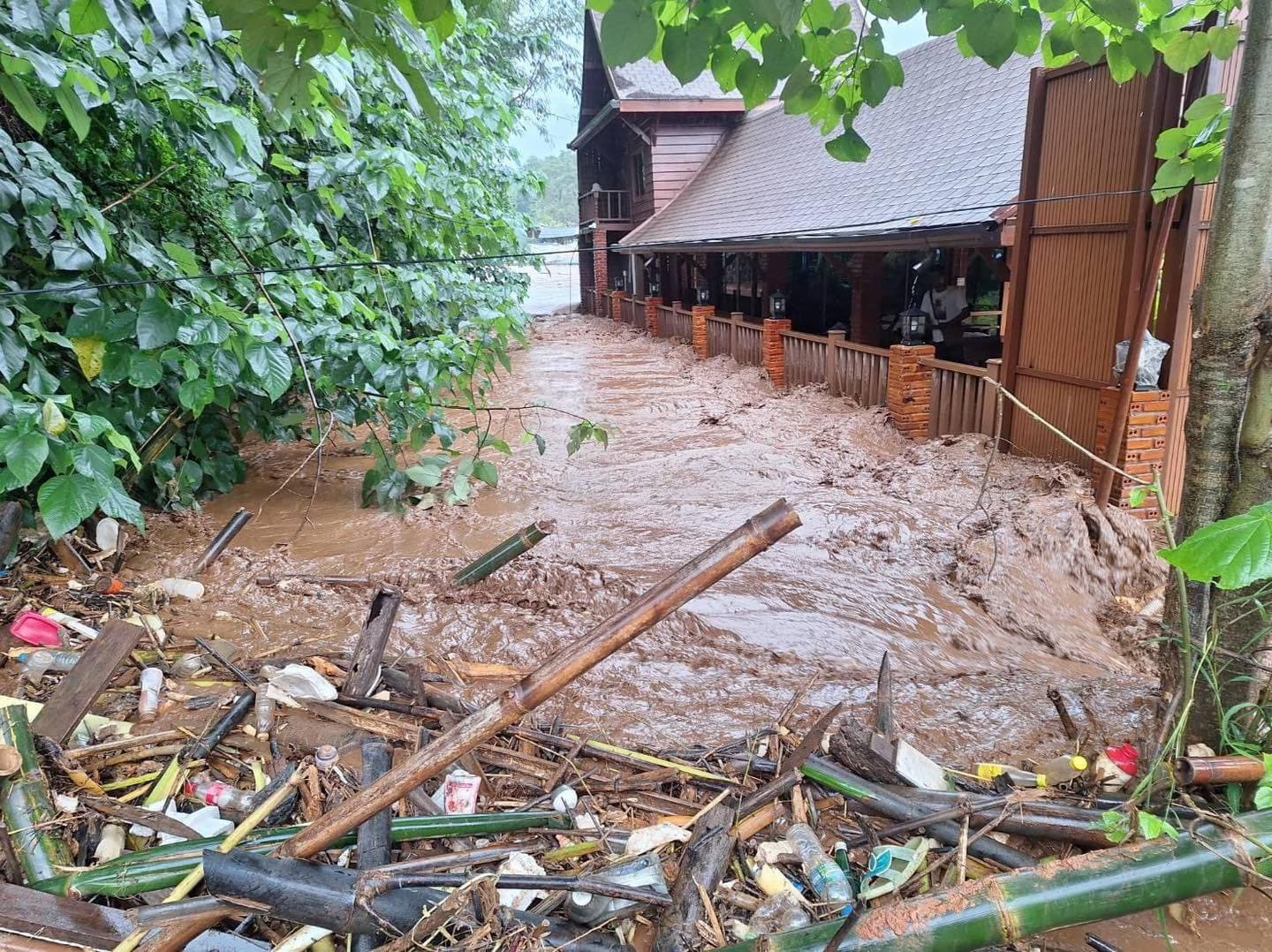 ฝนถล่มหนัก! วันนี้ (23 ก.ย.67) น้ำป่าหลากท่วมแม่ริม จ.เชียงใหม่ แล้ว 200 หลัง  