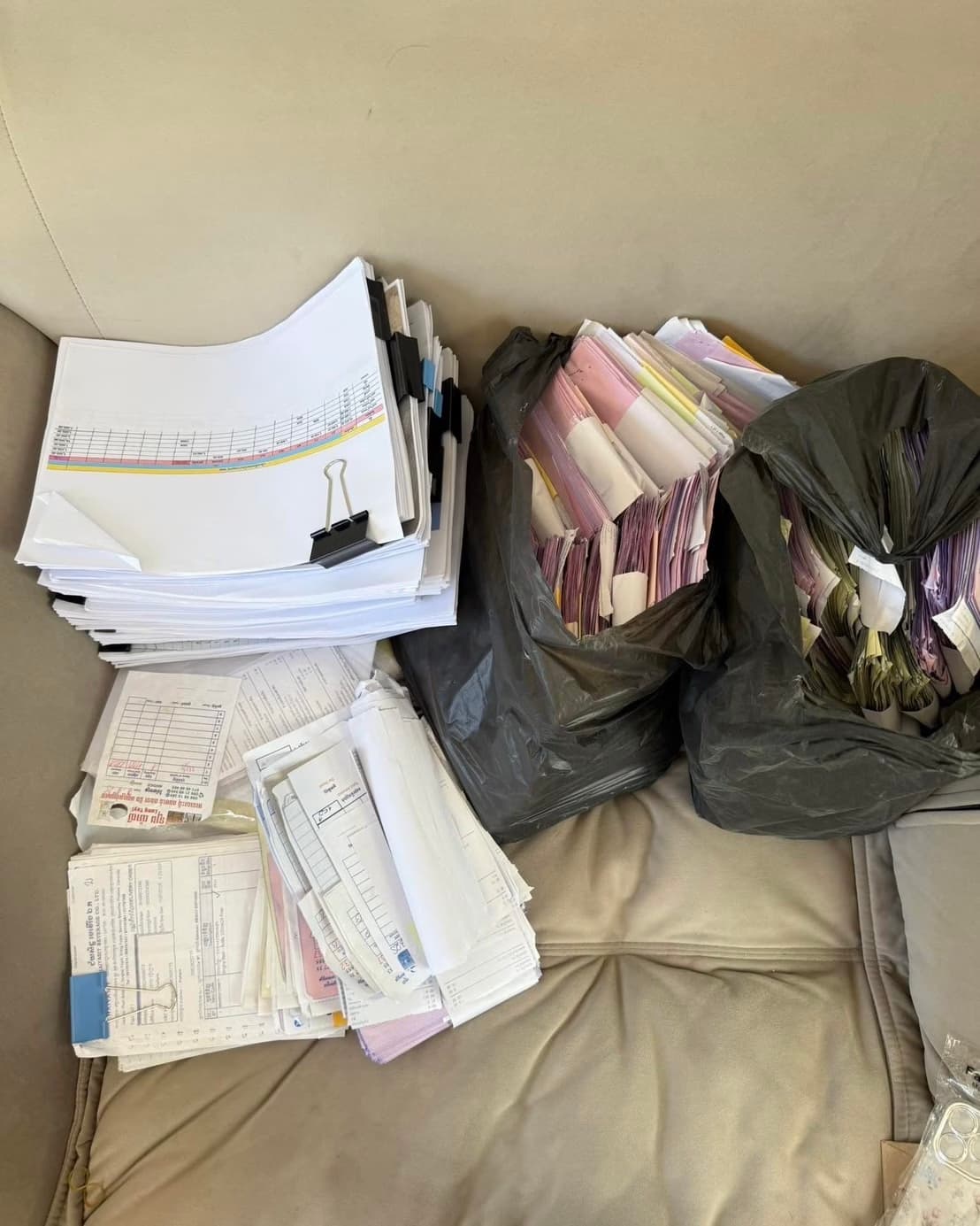 สุดอึ้ง! สาวหอบเอกสารกองโต กว่า 20 กิโล ยื่นปลดอายัดบัญชี กว่าจะได้เงินคืน