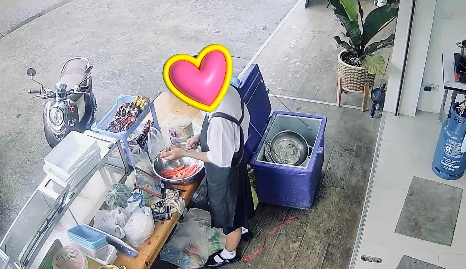 กราบหัวใจครู! รับนักเรียน ม.6 มาอยู่ด้วย หลังขอลาออก เพราะไร้เงินค่าเทอม-ค่าเช่าห้อง 