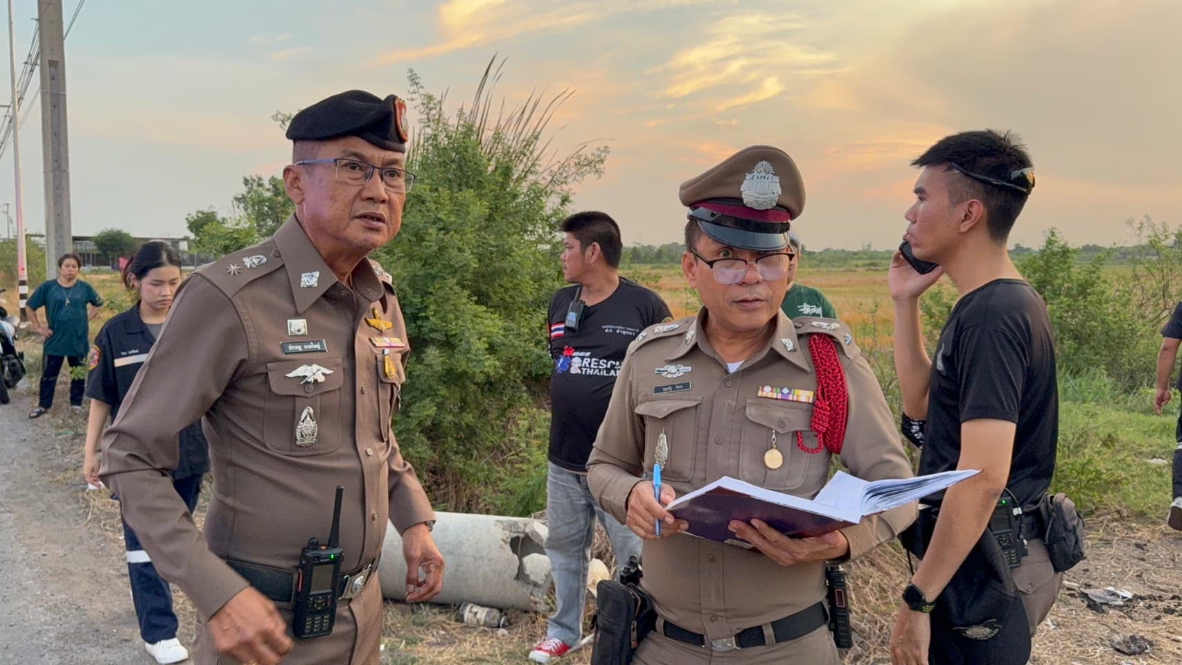 สลด! รถ 6 ล้อแหกด่าน ตร.ไล่ตาม พุ่งชนเสาไฟฟ้า ส.ต.ท.เสียชีวิต-ด.ต.บาดเจ็บ