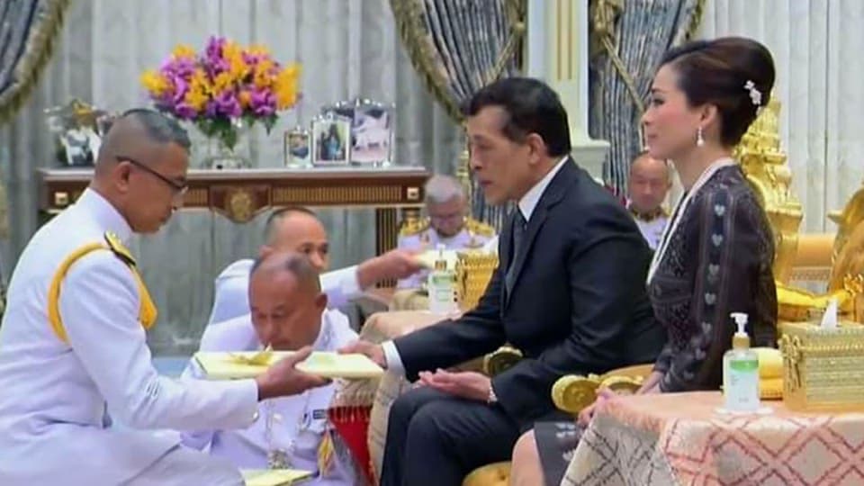 ในหลวง และพระราชินี พระราชทานโฉนดที่ดิน ให้ สตช. เป็นสถานที่ใช้ทางราชการ