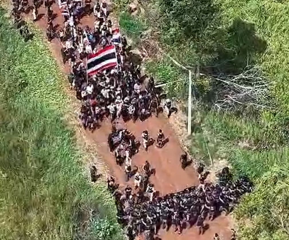 “วีระ สมความคิด” นำมวลชน บุกแนวรั้วบ้านหนองจาน ทวงคืนผืนแผ่นดินไทย